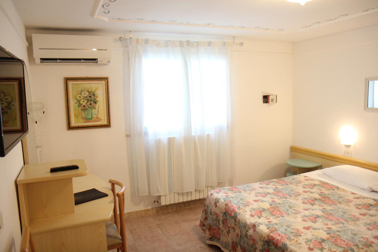 Hotel Rosa Maria Elite ベラーリア・イジェア・マリーナ エクステリア 写真