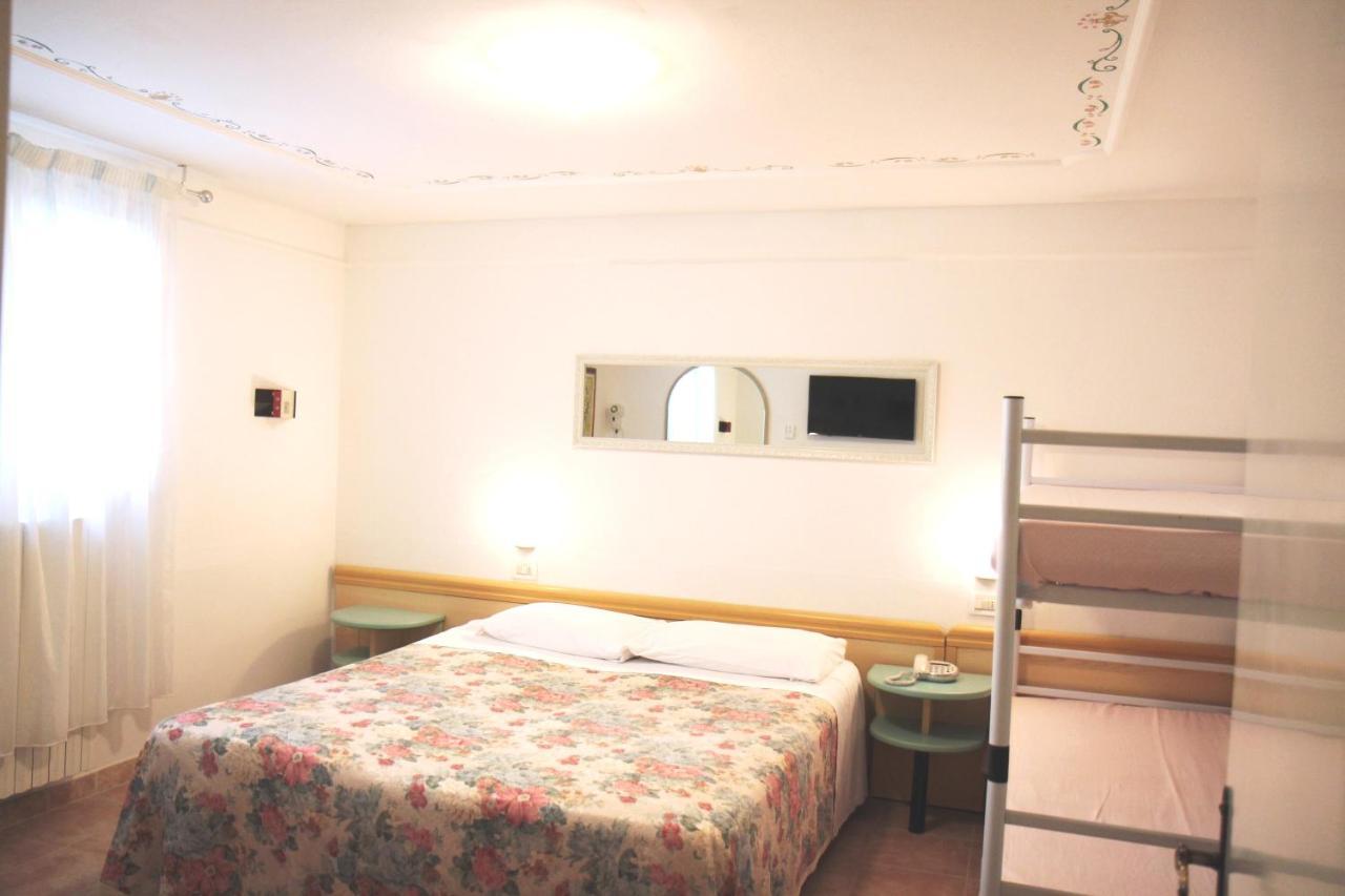 Hotel Rosa Maria Elite ベラーリア・イジェア・マリーナ 部屋 写真